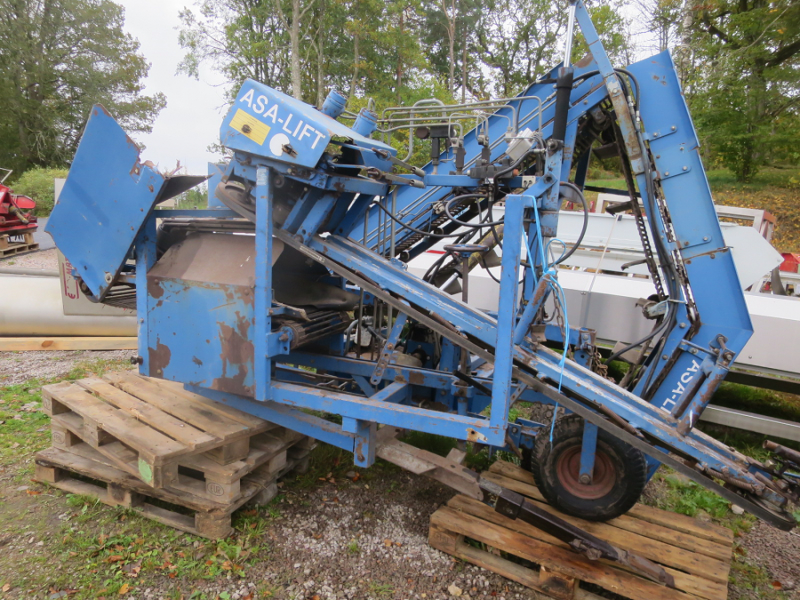 5290 Asa-Lift carrot harvester with elevator