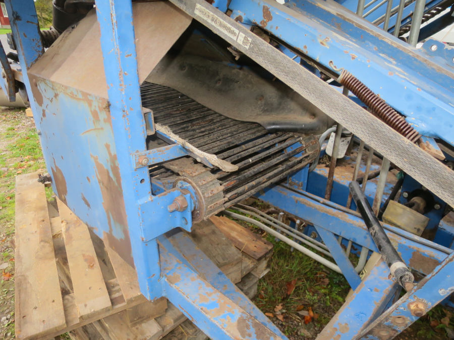 5290 Asa-Lift carrot harvester with elevator
