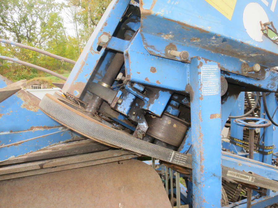 5290 Asa-Lift carrot harvester with elevator