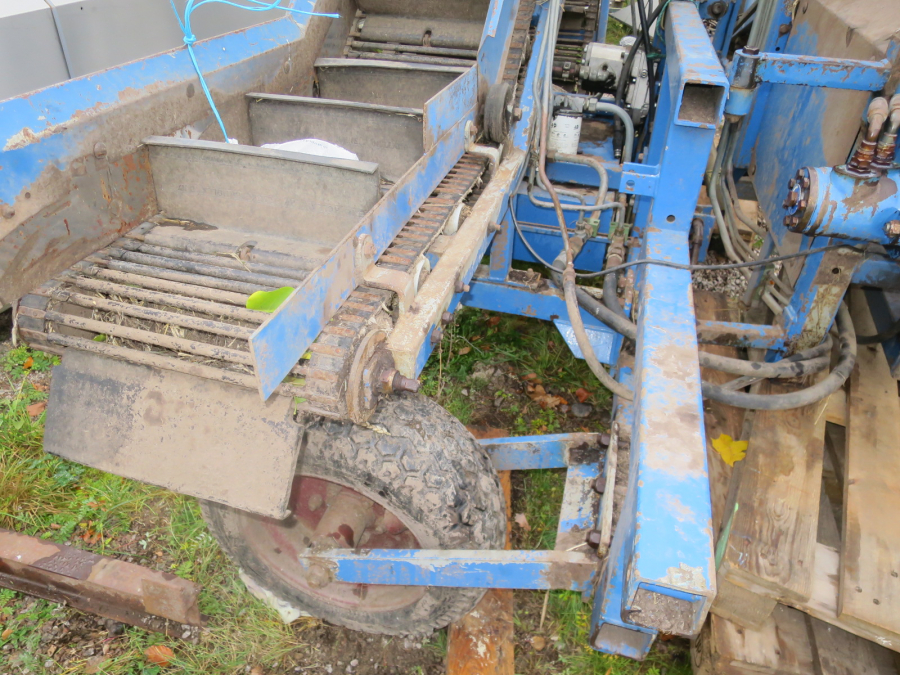 5290 Asa-Lift carrot harvester with elevator