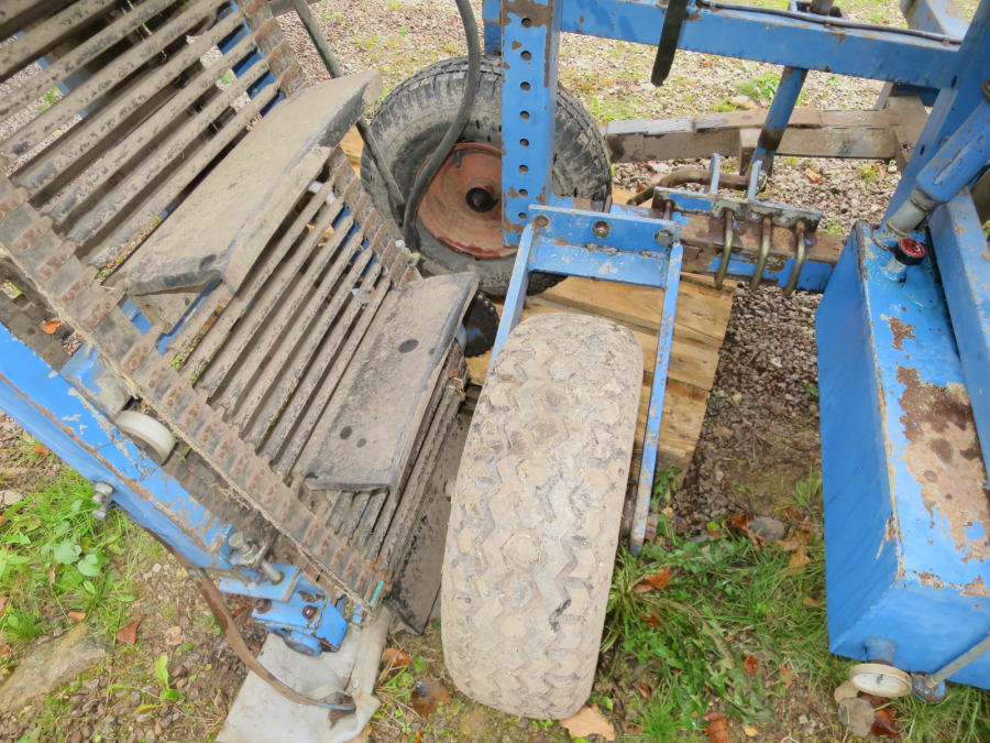 5290 Asa-Lift carrot harvester with elevator