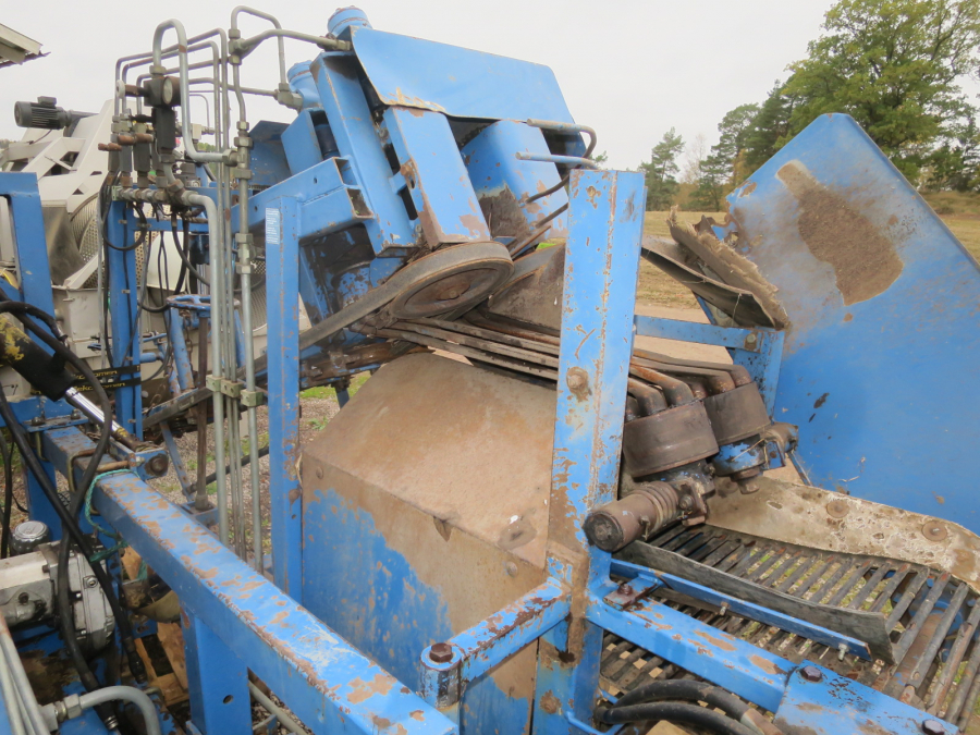 5290 Asa-Lift carrot harvester with elevator