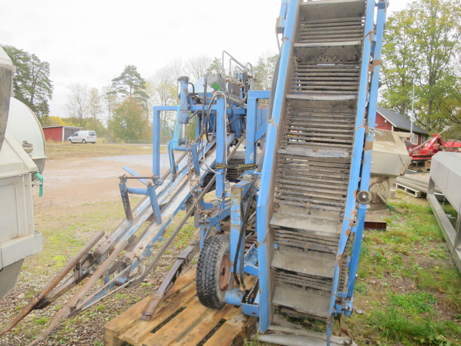 5290 Asa-Lift carrot harvester with elevator