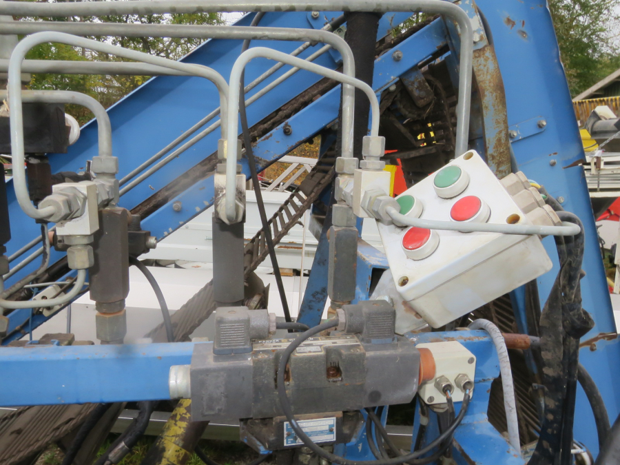 5290 Asa-Lift carrot harvester with elevator