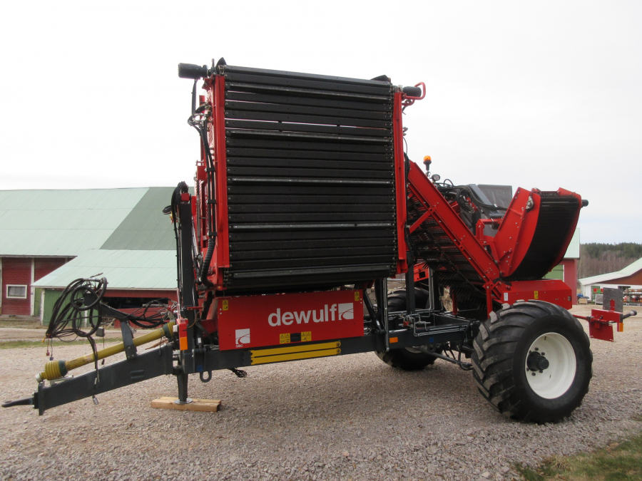 5338 Dewulf GBC carrot harvester with bunker
