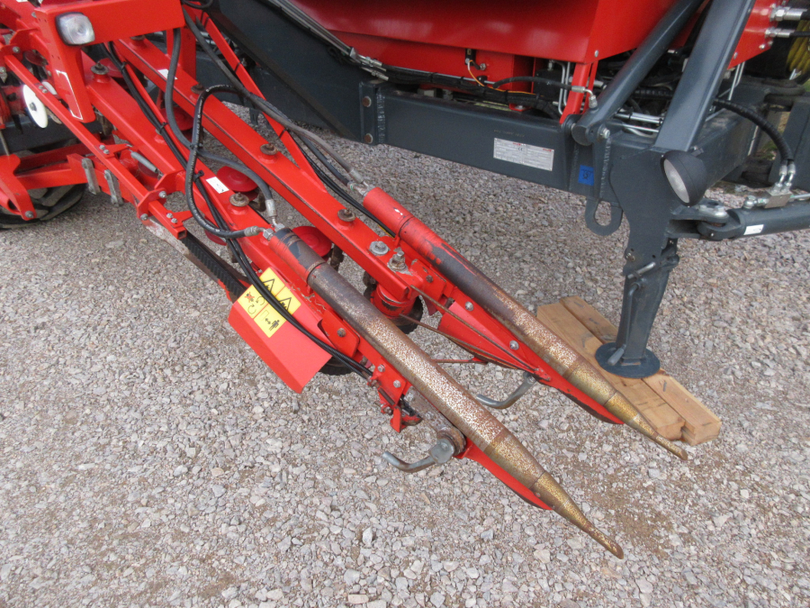 5338 Dewulf GBC carrot harvester with bunker