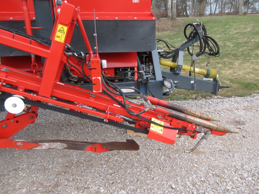 5338 Dewulf GBC carrot harvester with bunker