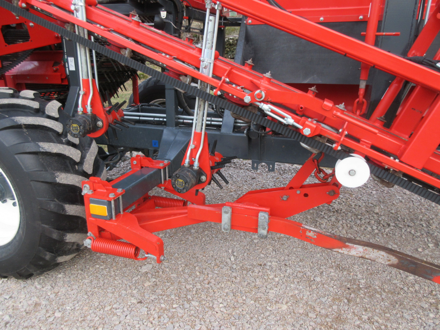 5338 Dewulf GBC carrot harvester with bunker