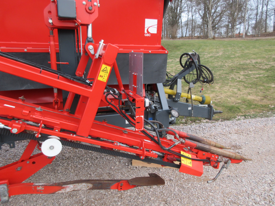 5338 Dewulf GBC carrot harvester with bunker