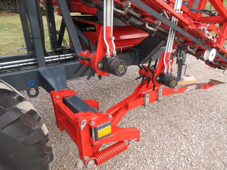 5338 Dewulf GBC carrot harvester with bunker