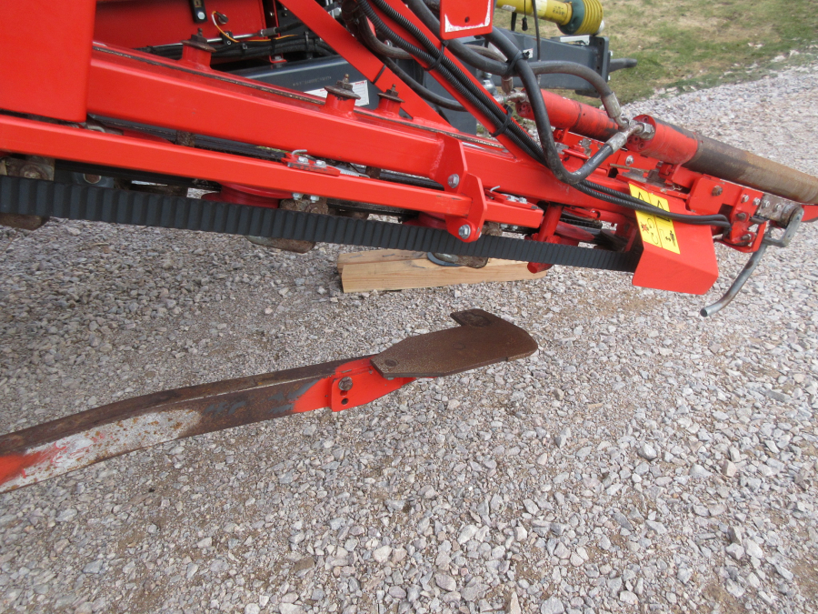 5338 Dewulf GBC carrot harvester with bunker