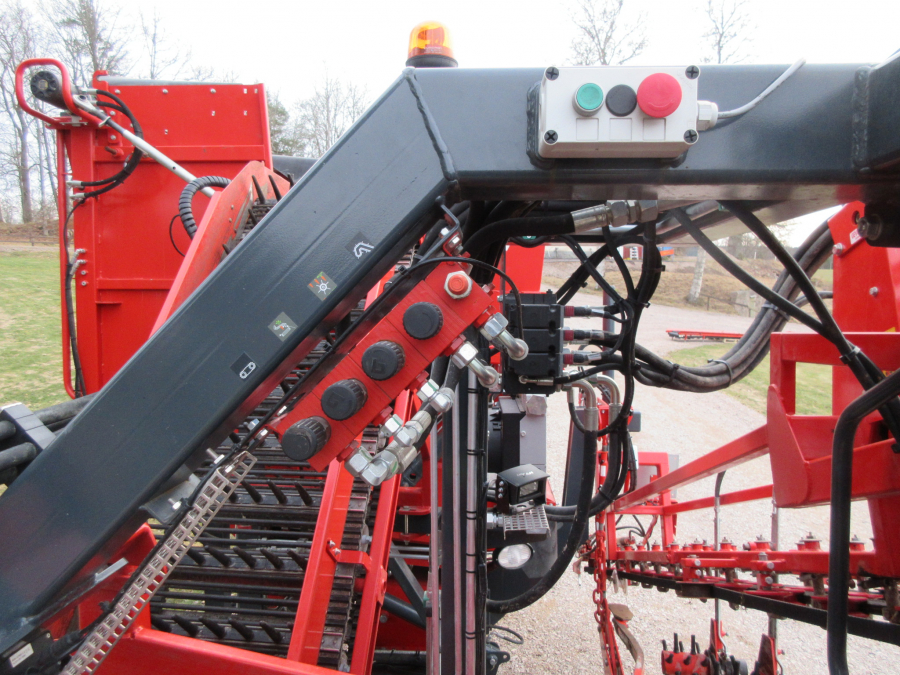 5338 Dewulf GBC carrot harvester with bunker