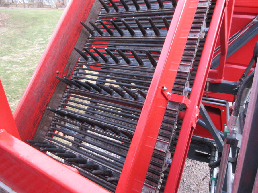 5338 Dewulf GBC carrot harvester with bunker