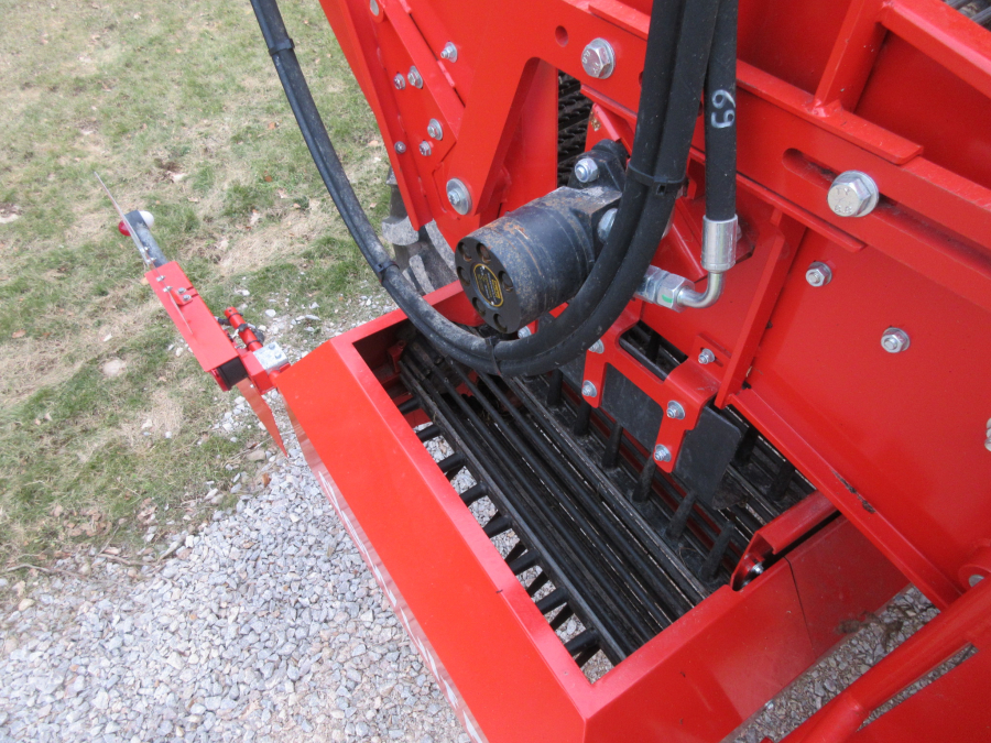 5338 Dewulf GBC carrot harvester with bunker