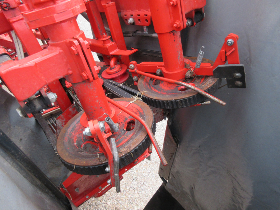 5338 Dewulf GBC carrot harvester with bunker