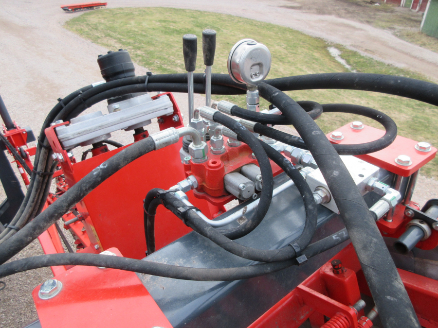 5338 Dewulf GBC carrot harvester with bunker
