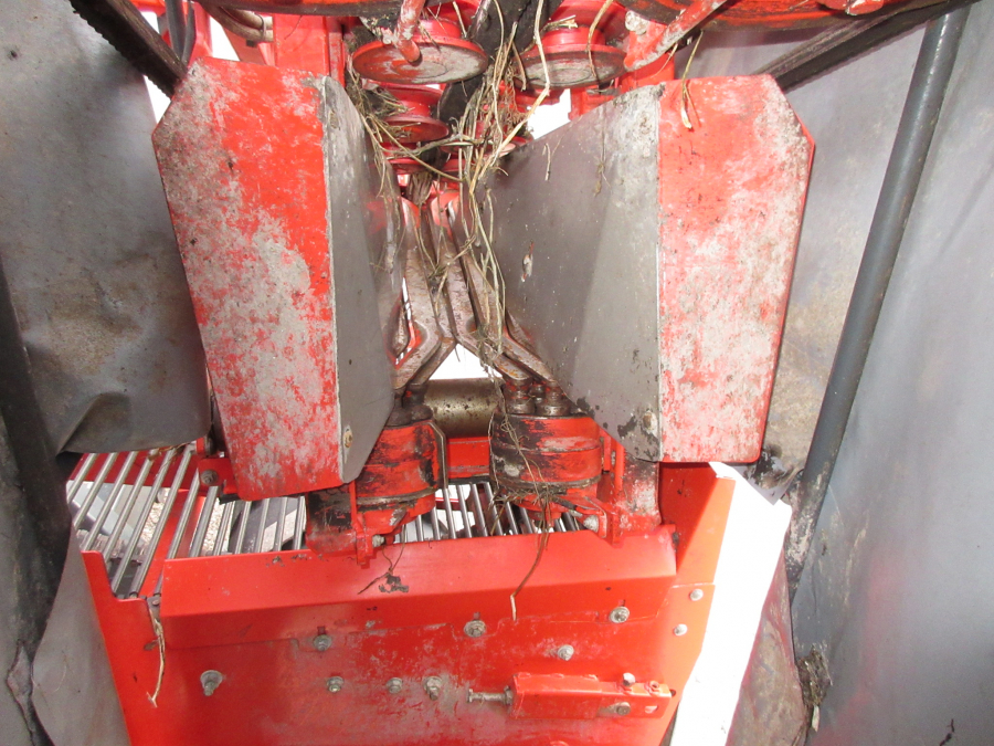 5338 Dewulf GBC carrot harvester with bunker