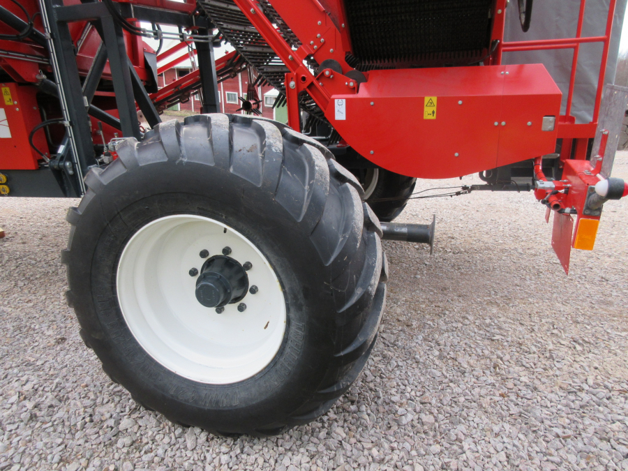 5338 Dewulf GBC carrot harvester with bunker