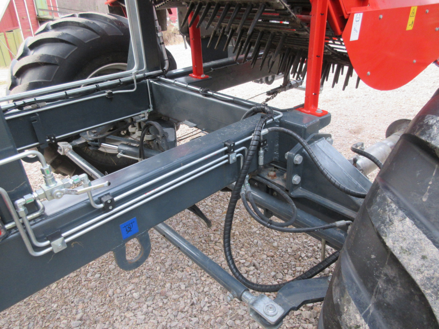 5338 Dewulf GBC carrot harvester with bunker