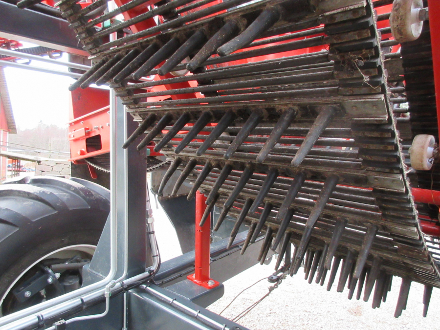 5338 Dewulf GBC carrot harvester with bunker