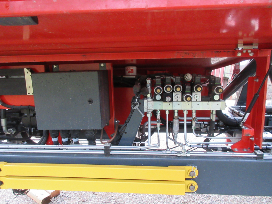 5338 Dewulf GBC carrot harvester with bunker