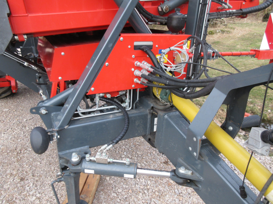 5338 Dewulf GBC carrot harvester with bunker