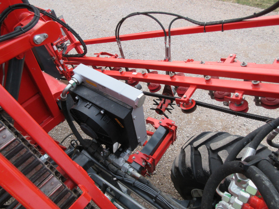 5338 Dewulf GBC carrot harvester with bunker