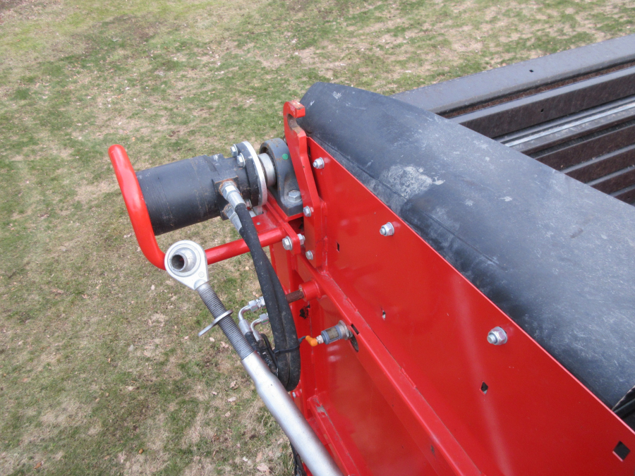 5338 Dewulf GBC carrot harvester with bunker
