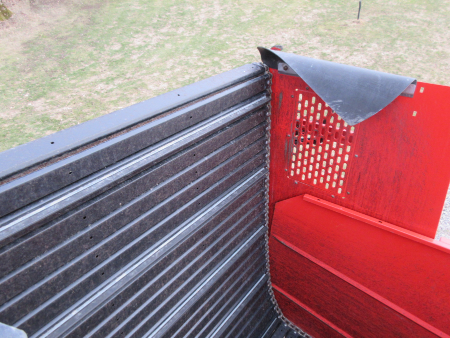 5338 Dewulf GBC carrot harvester with bunker