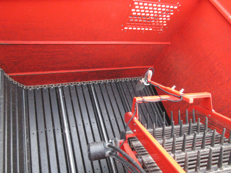 5338 Dewulf GBC carrot harvester with bunker