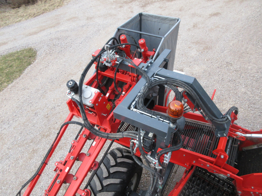 5338 Dewulf GBC carrot harvester with bunker