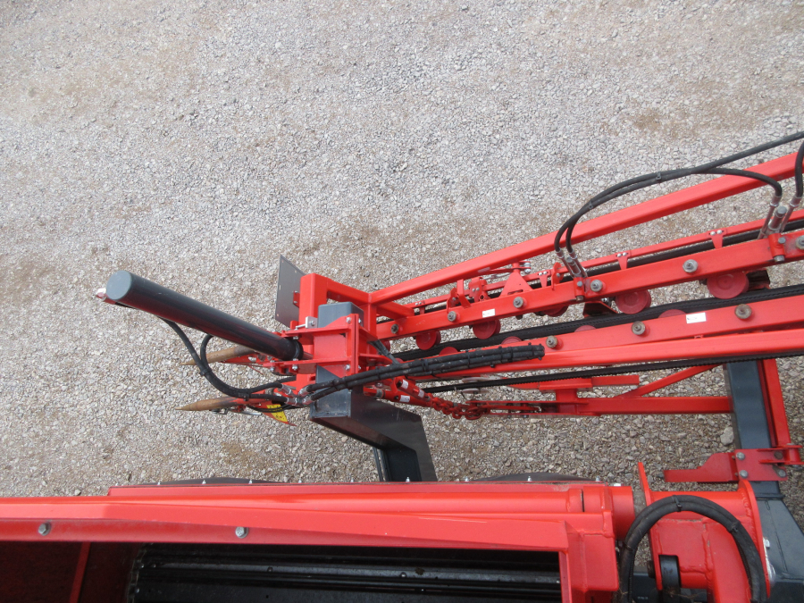5338 Dewulf GBC carrot harvester with bunker