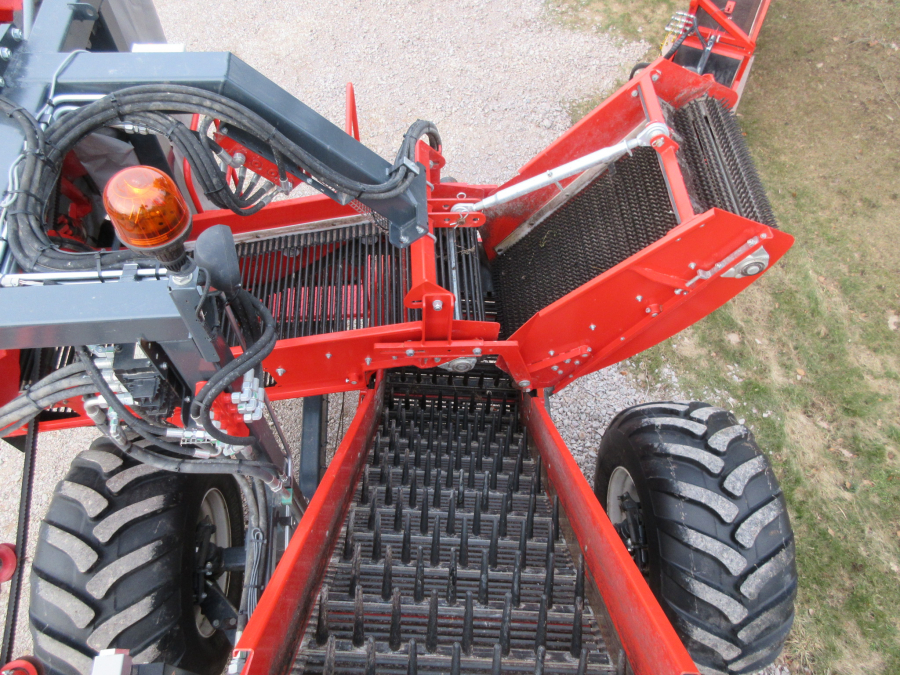 5338 Dewulf GBC carrot harvester with bunker