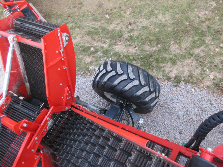 5338 Dewulf GBC carrot harvester with bunker