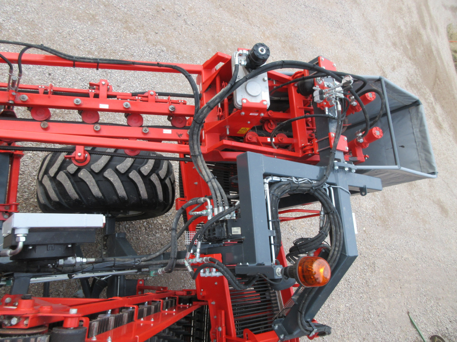 5338 Dewulf GBC carrot harvester with bunker