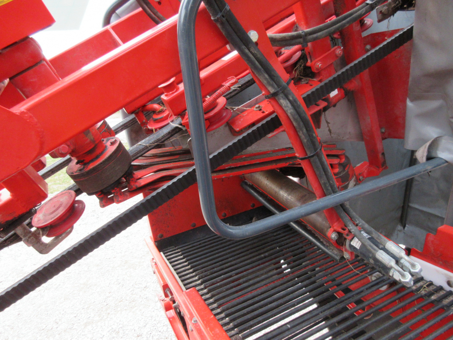 5338 Dewulf GBC carrot harvester with bunker