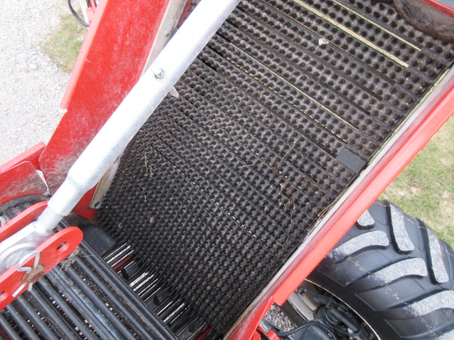 5338 Dewulf GBC carrot harvester with bunker