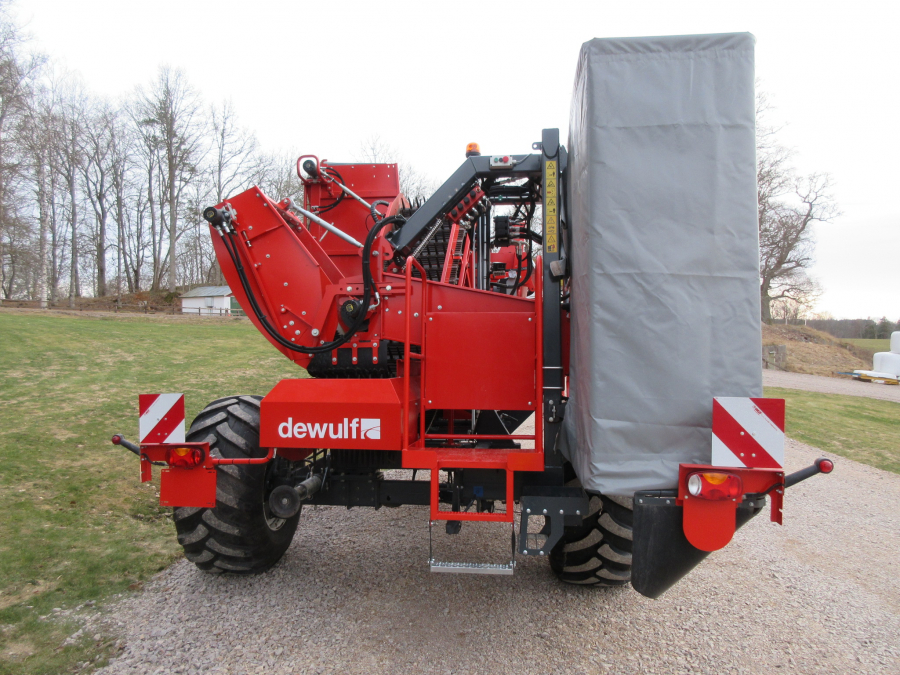 5338 Dewulf GBC carrot harvester with bunker