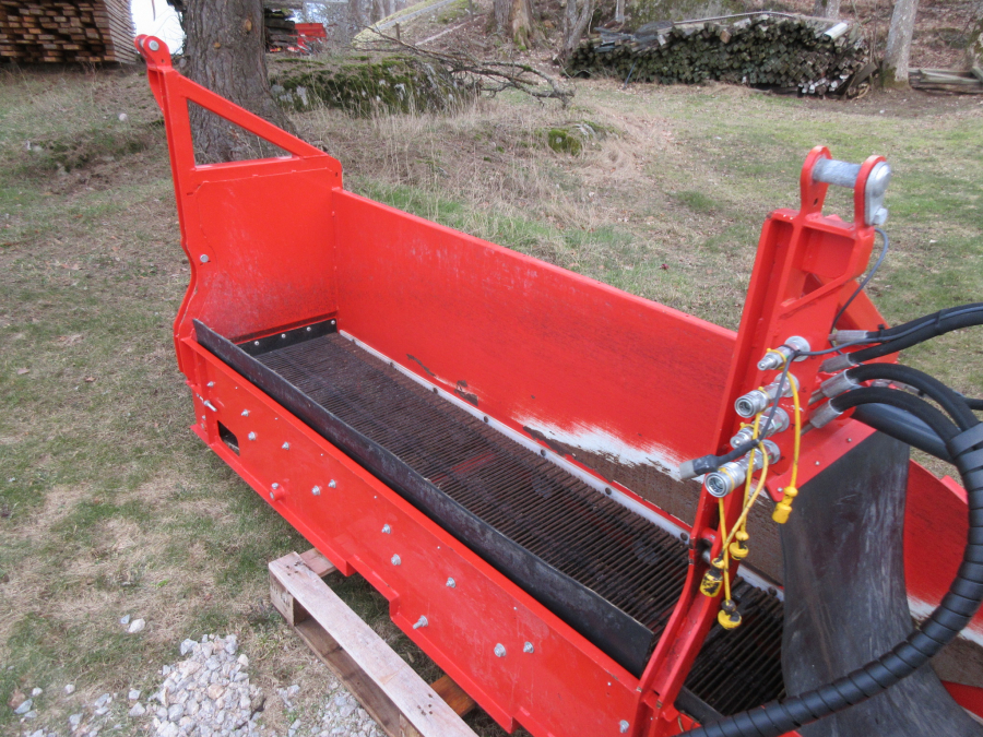 5338 Dewulf GBC carrot harvester with bunker