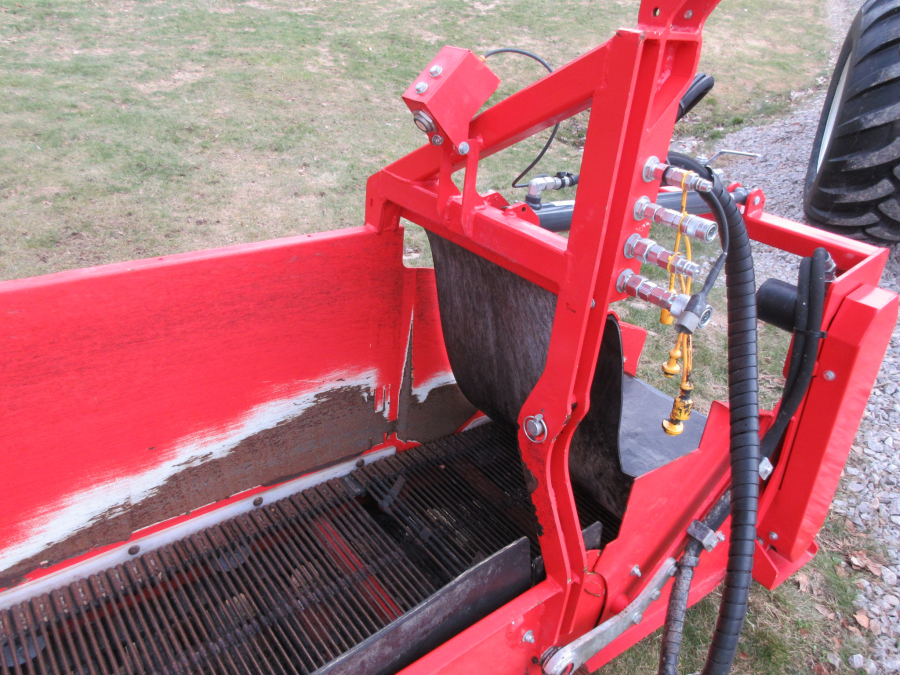 5338 Dewulf GBC carrot harvester with bunker
