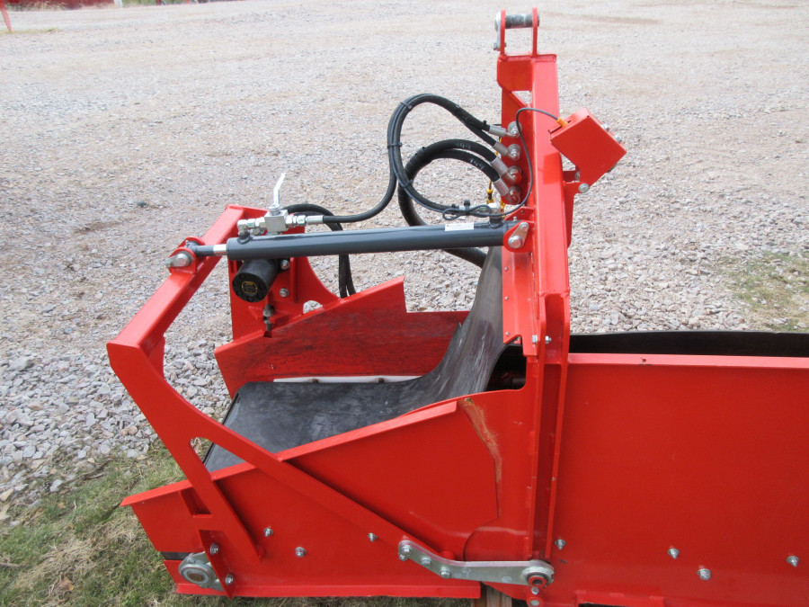 5338 Dewulf GBC carrot harvester with bunker