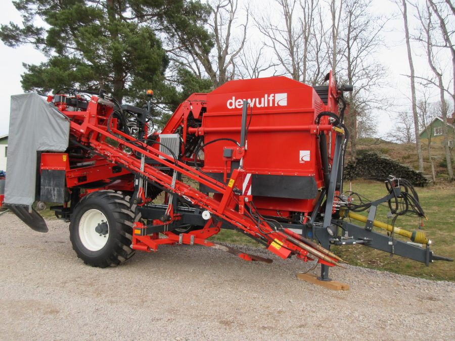5338 Dewulf GBC carrot harvester with bunker