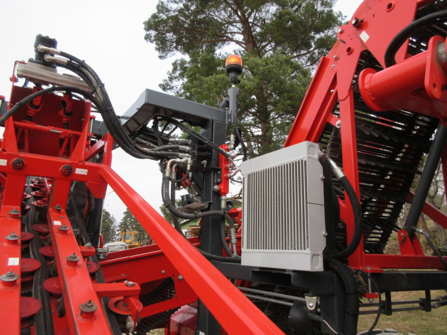 5338 Dewulf GBC carrot harvester with bunker