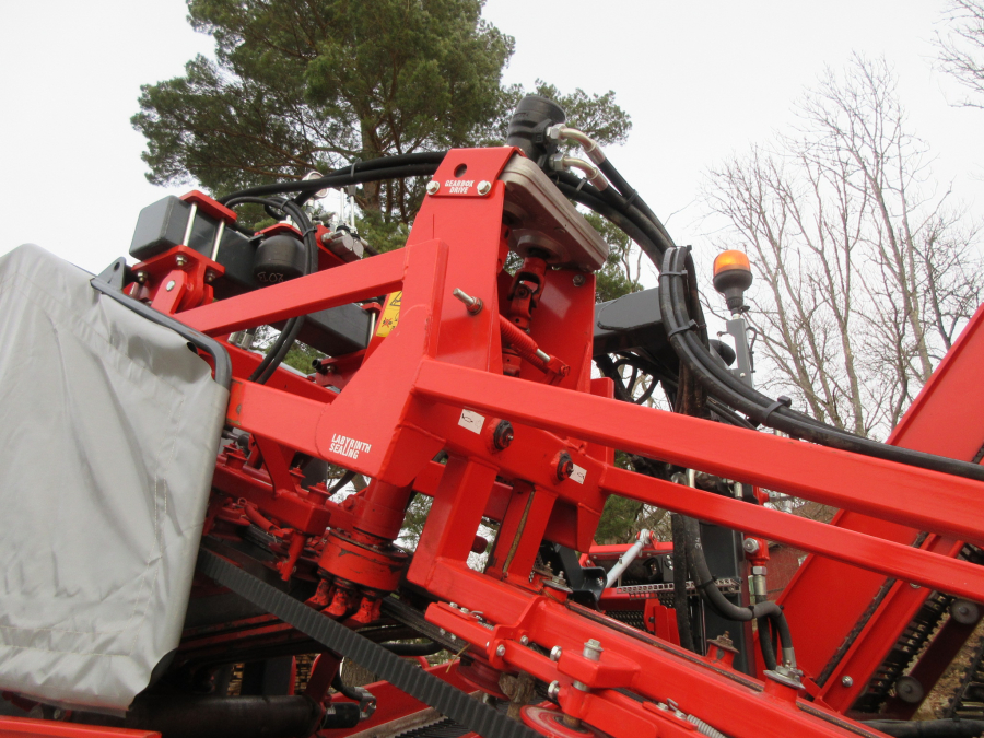 5338 Dewulf GBC carrot harvester with bunker