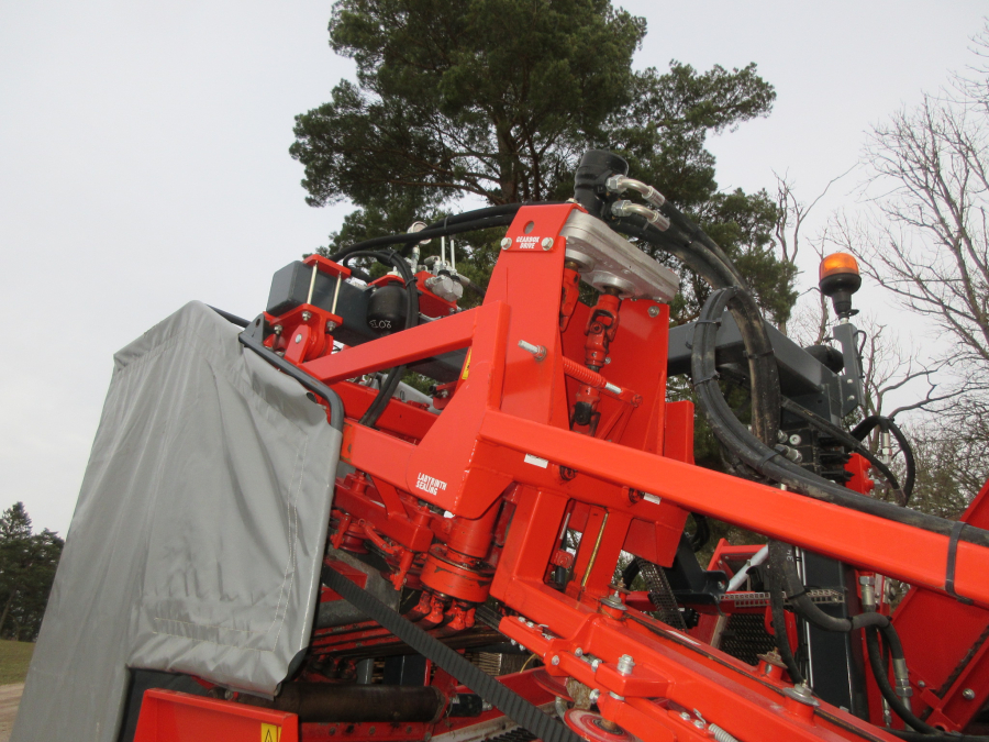 5338 Dewulf GBC carrot harvester with bunker