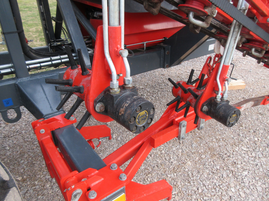 5338 Dewulf GBC carrot harvester with bunker