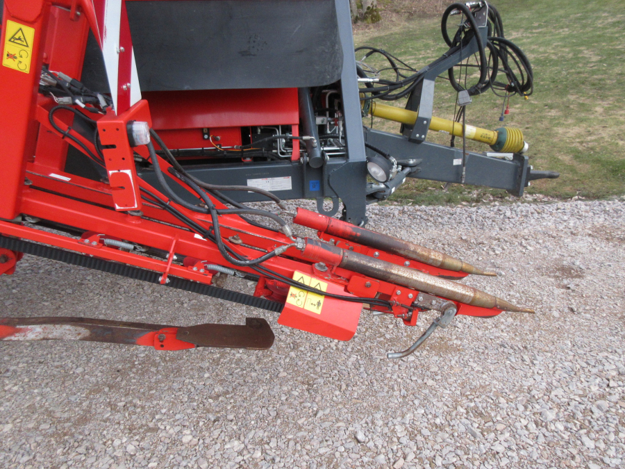 5338 Dewulf GBC carrot harvester with bunker