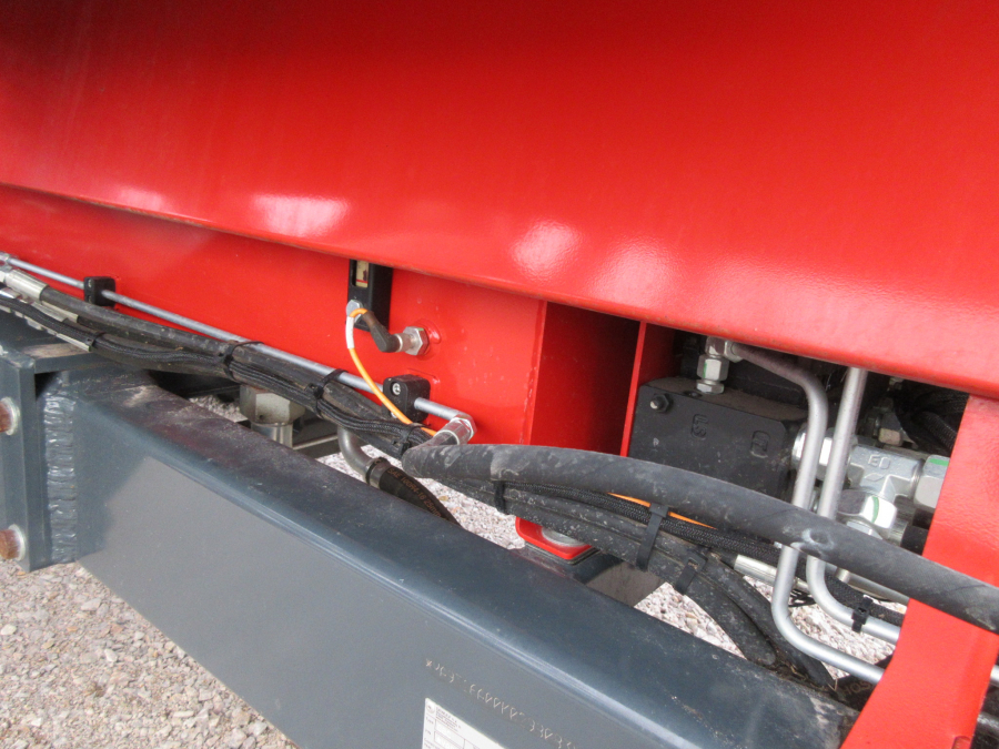 5338 Dewulf GBC carrot harvester with bunker