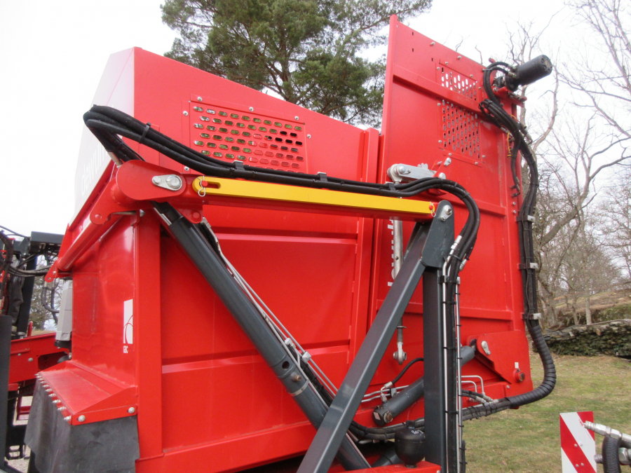 5338 Dewulf GBC carrot harvester with bunker