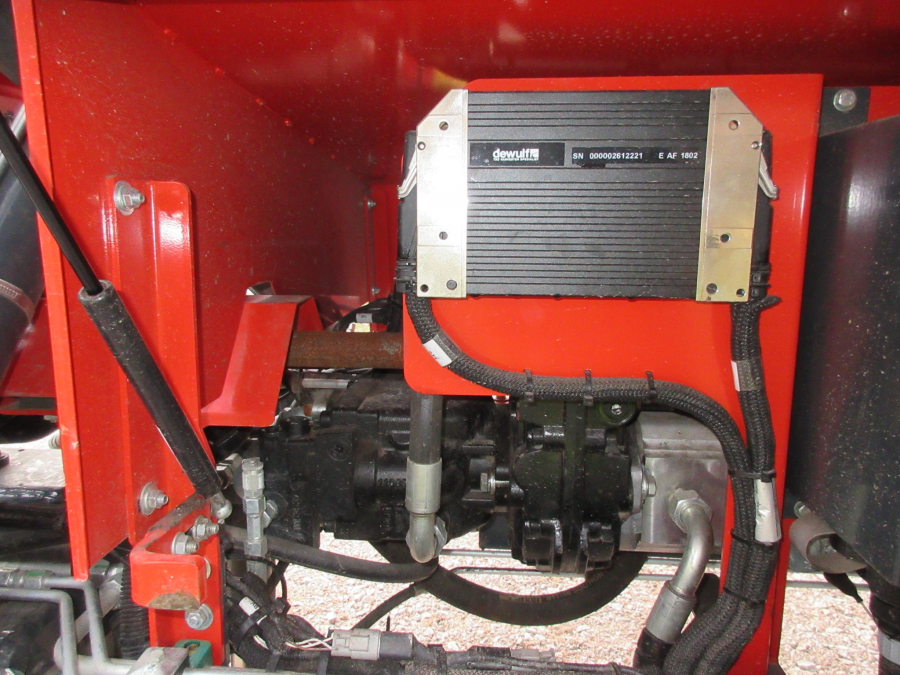 5338 Dewulf GBC carrot harvester with bunker